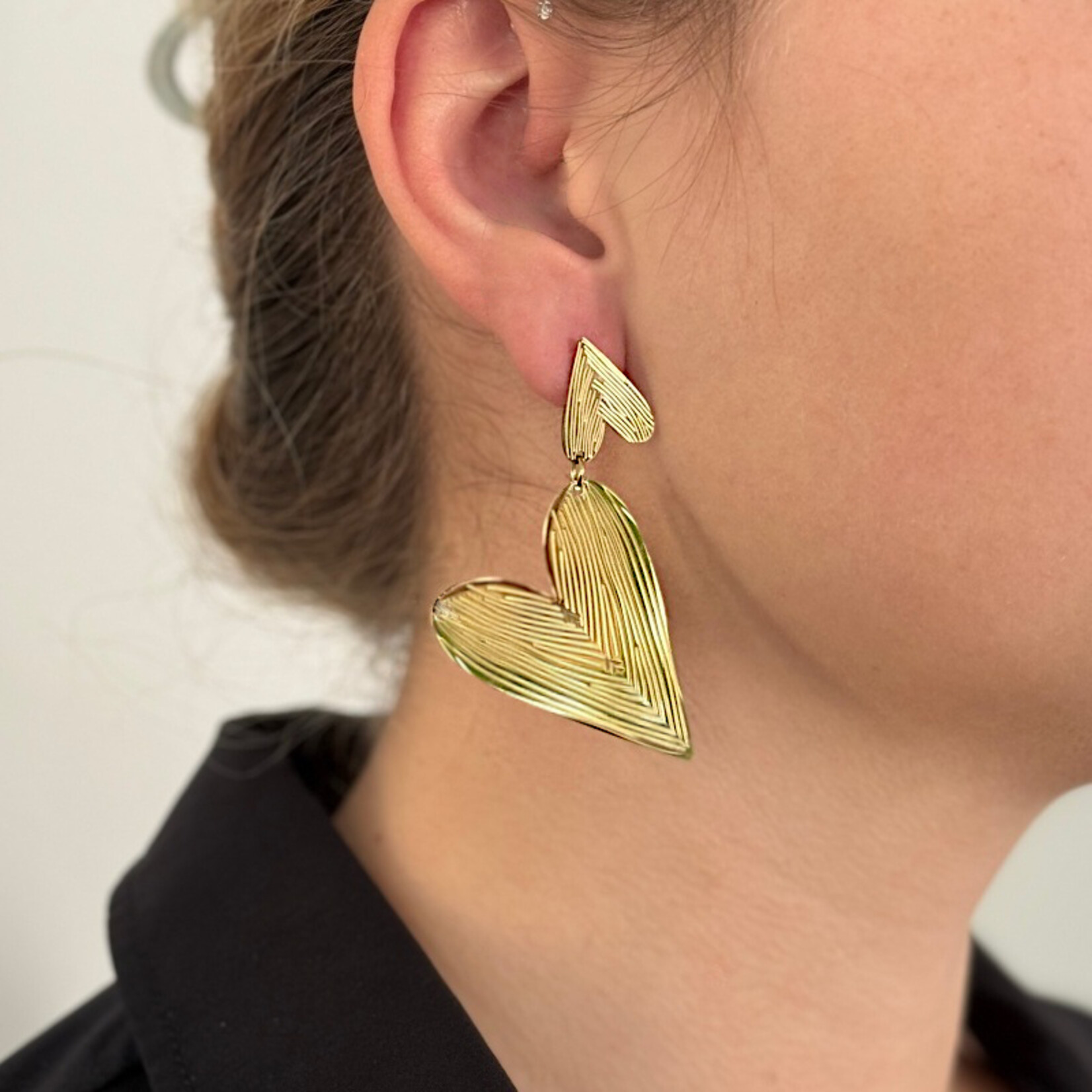 Carriez Stainless steel goudkleurige grote design hartjes oorbellen