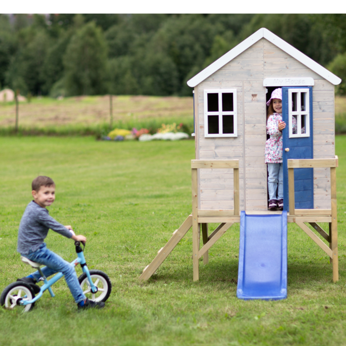Speelhuis hout op platform met glijbaan | blauw