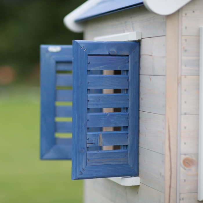 Speelhuis hout op platform met glijbaan | blauw