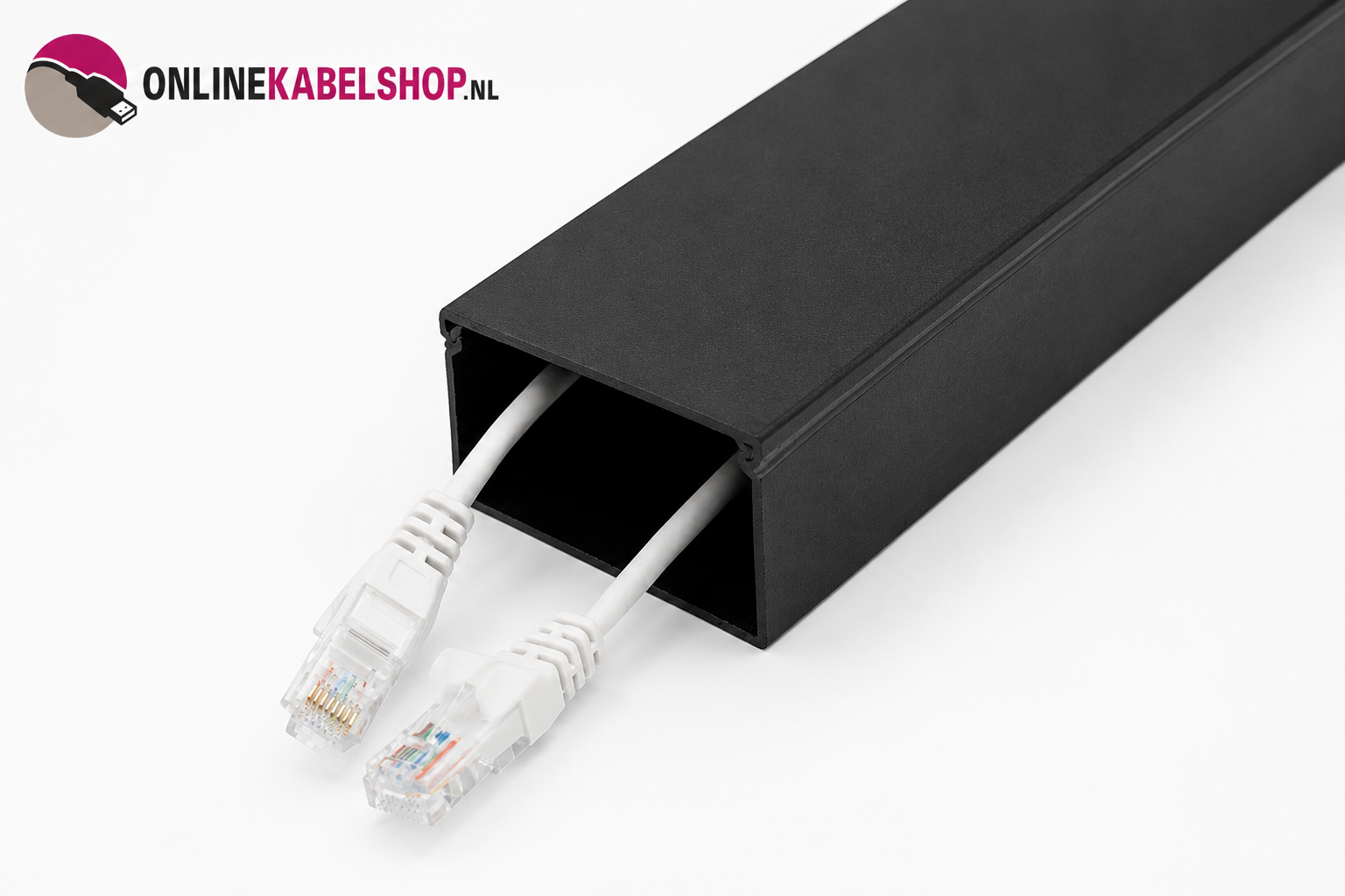 Kabelgoot uitgelegd: kabels netjes wegwerken aan muur, plafond, vloer of bureau