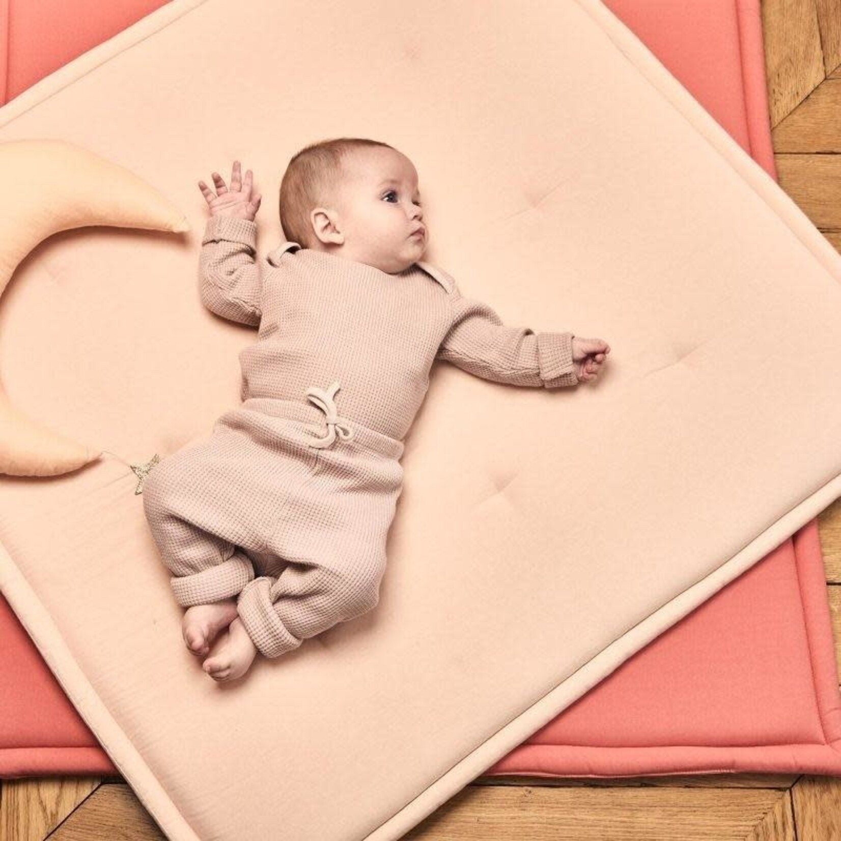 Rires de bébé 4 mois avec jouet sur le plancher. Jouet en premier