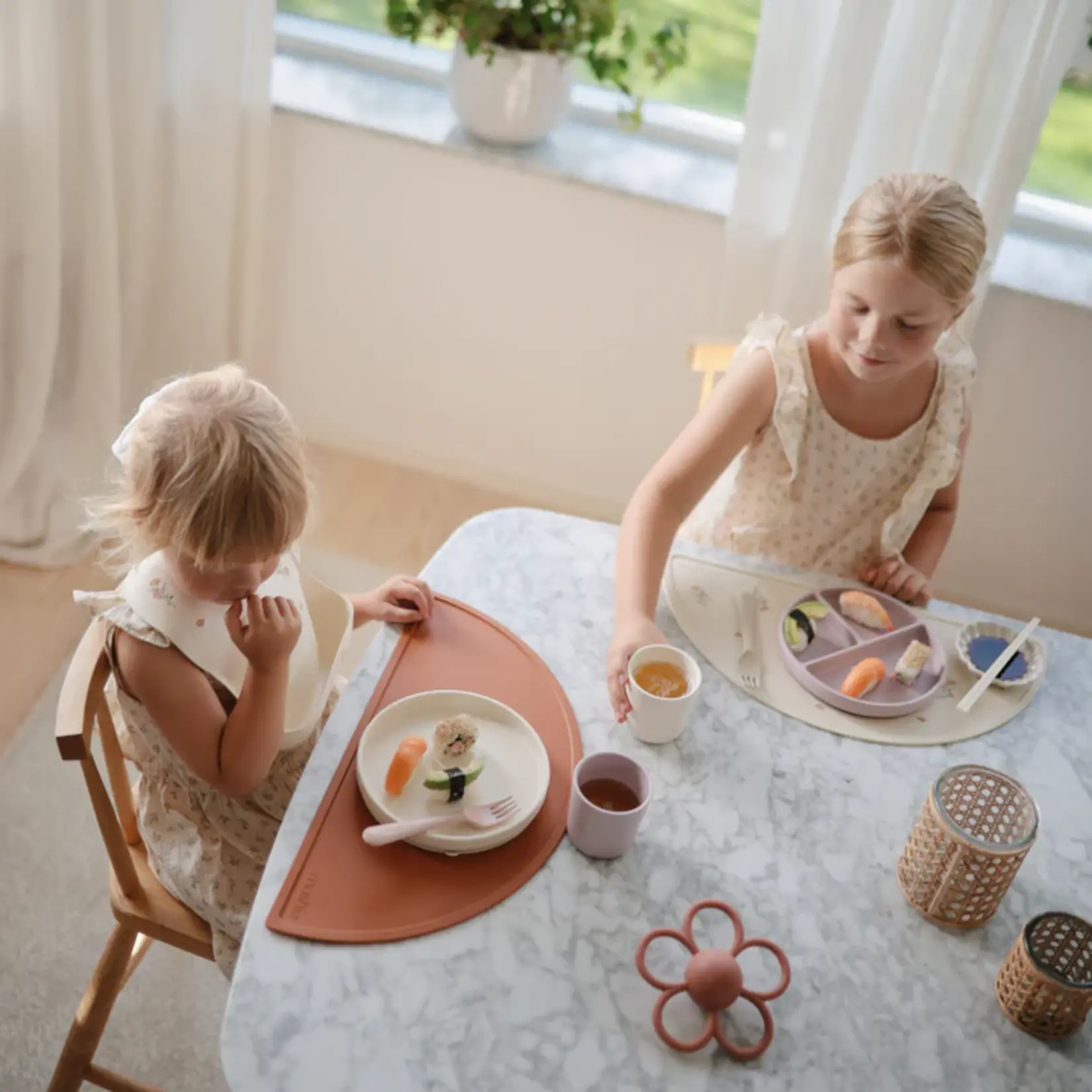 Mushie Assiette en silicone avec ventouse