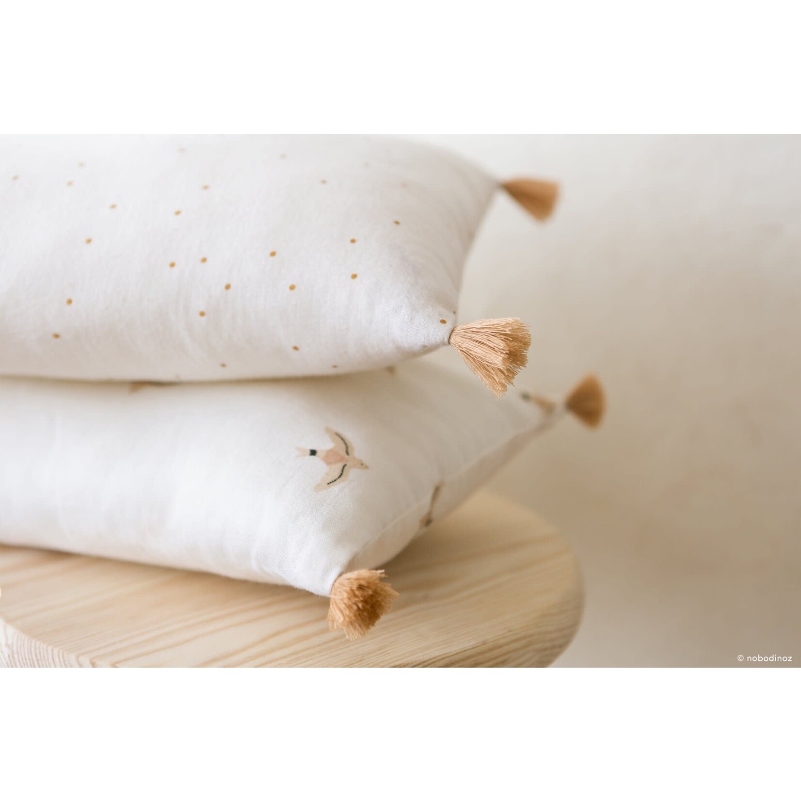 Nobodinoz Petit Coussin Rectangulaire Sublim avec Pompons 20x35CM Honey Sweet Dots Natural
