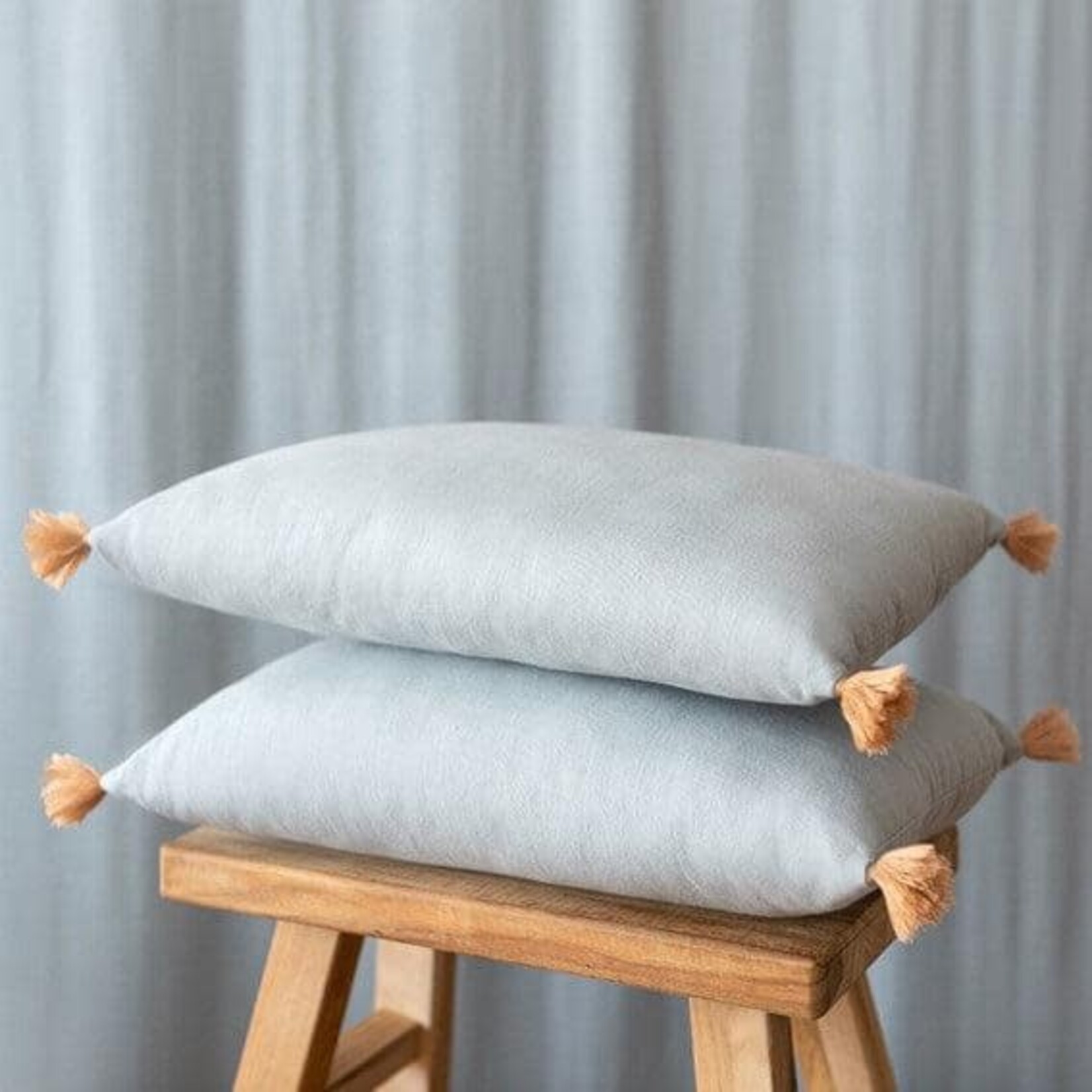 Nobodinoz Petit Coussin Rectangulaire Sublim avec Pompons 20x35CM Riviera Blue