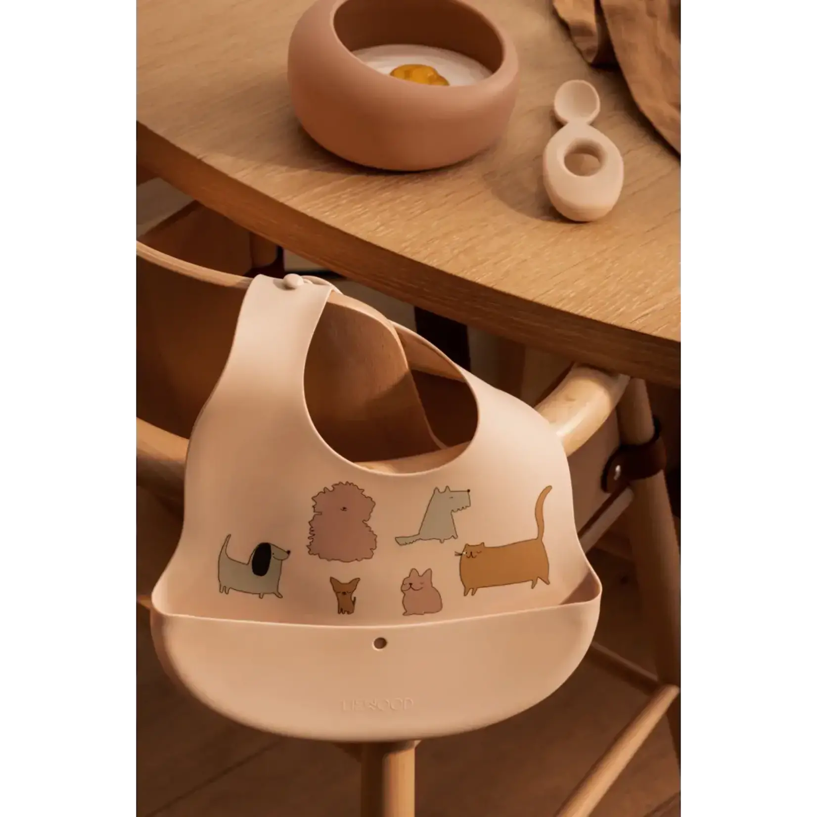Liewood Ember Set 2 Bavoirs en Silicone avec Bac Récupérateur Cats and Dogs / Sandy