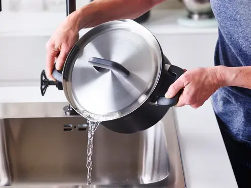 BK Flow Cool Black pannenset met schenktuit en vergrendelbaar deksel