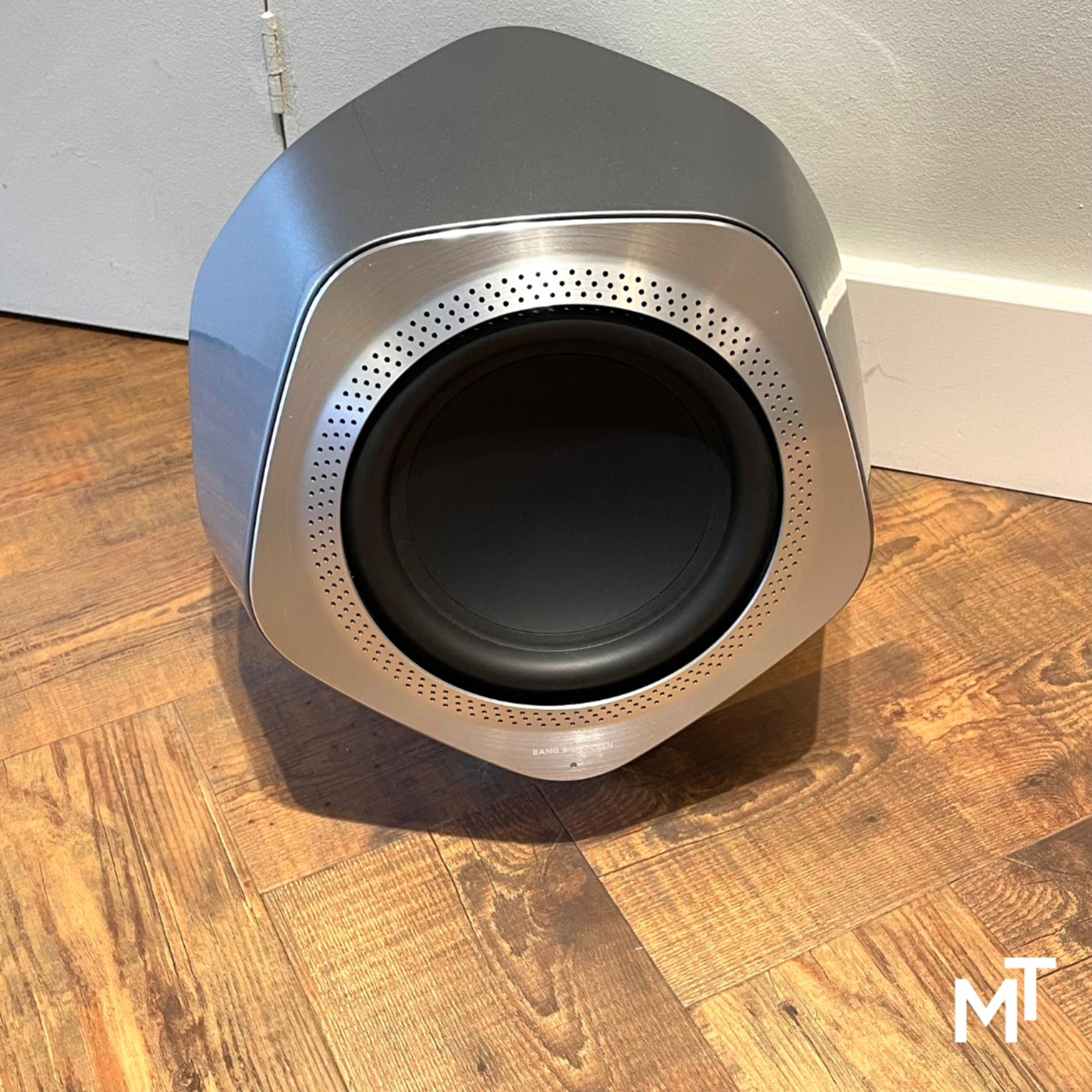 Bang & Olufsen Beolab 19 Natural Grey Subwoofer WISA Demo