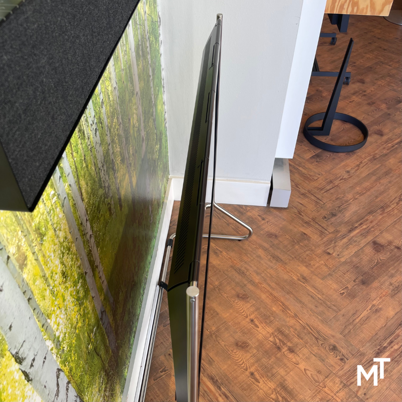 Bang & Olufsen Beoplay V1 40" Black Antharacite incl. Floorstand