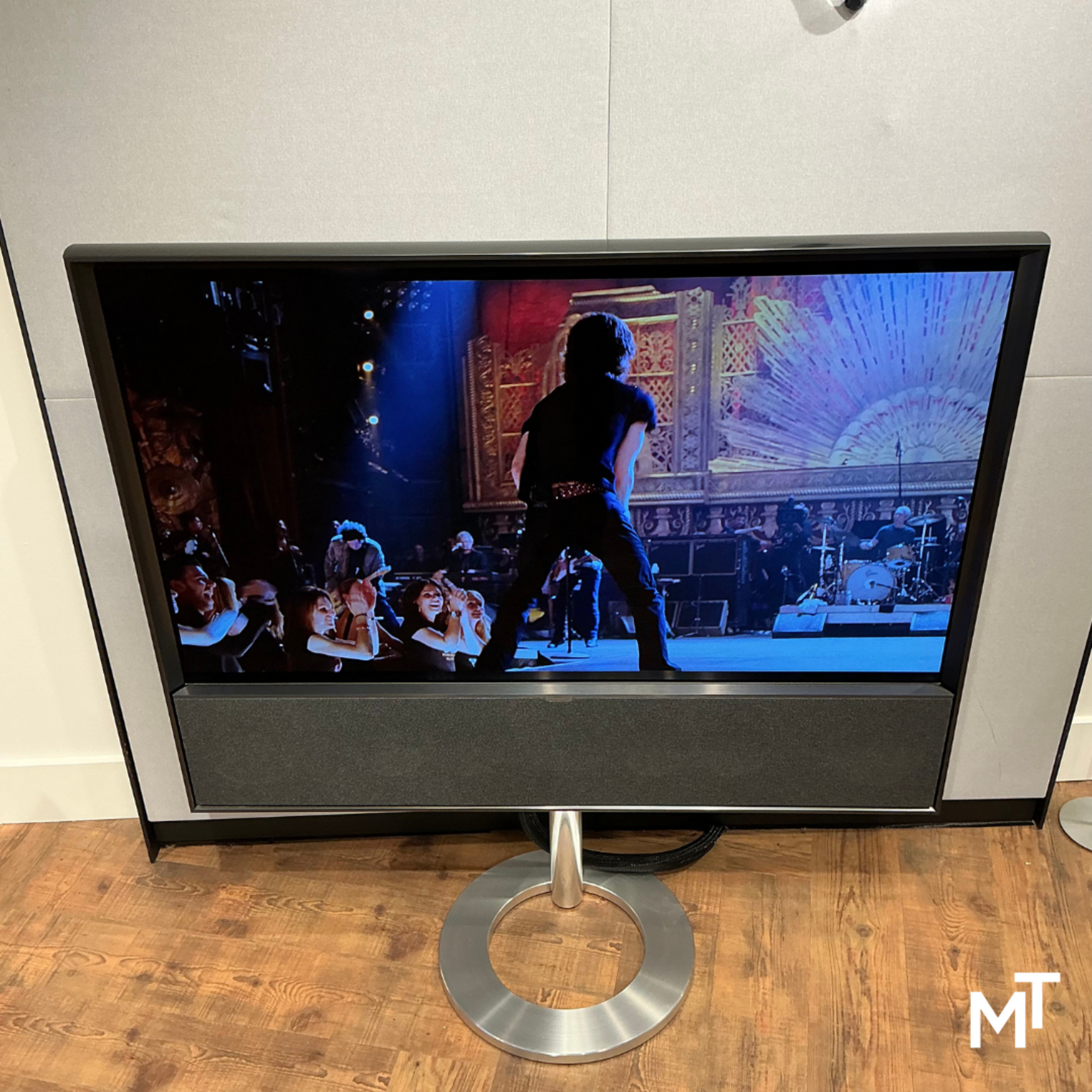Bang & Olufsen Beovision contour 48"