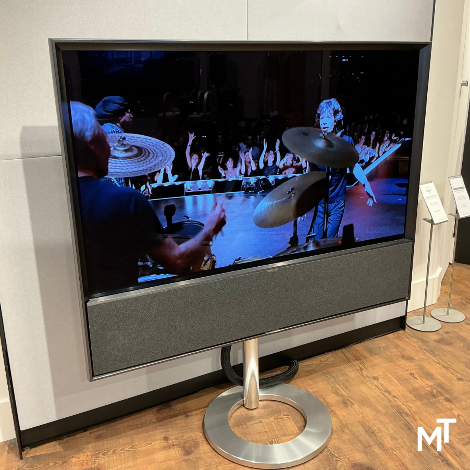 Bang & Olufsen Beovision contour 48"