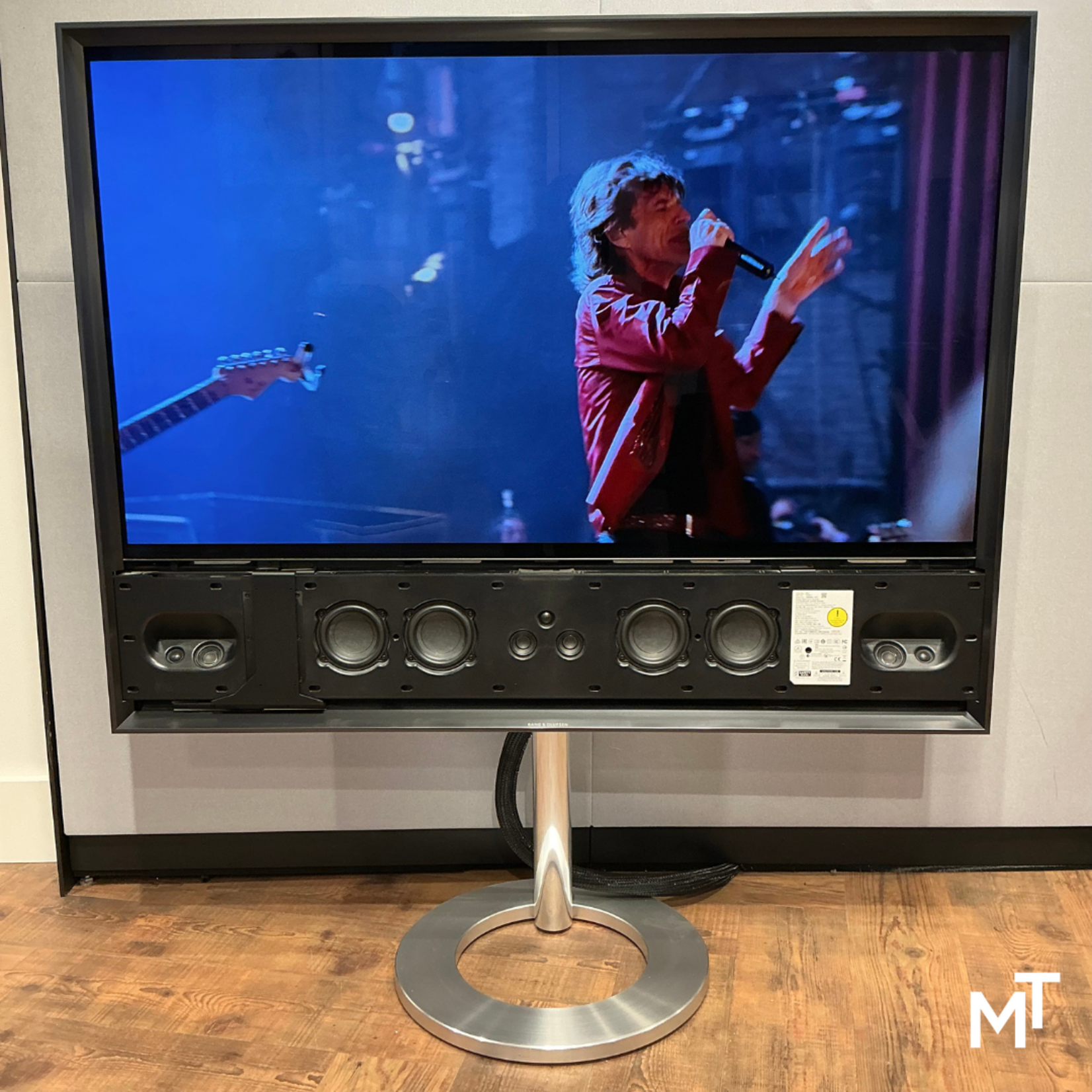 Bang & Olufsen Beovision contour 48"