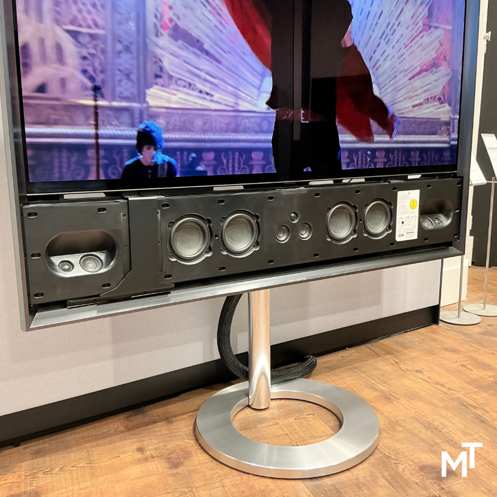 Bang & Olufsen Beovision contour 48"