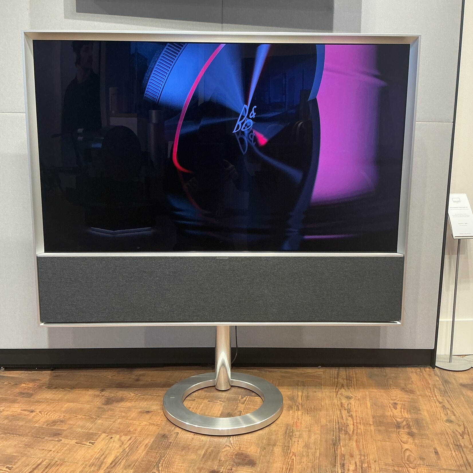 Bang & Olufsen Beovision contour 48"