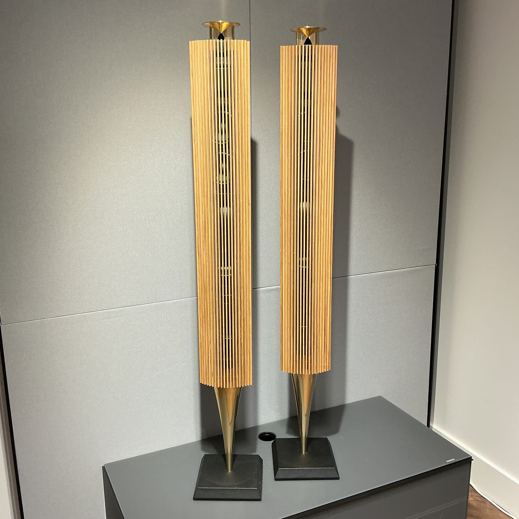 Bang & Olufsen Beolab 18  Gold Tone / Oak DEMO