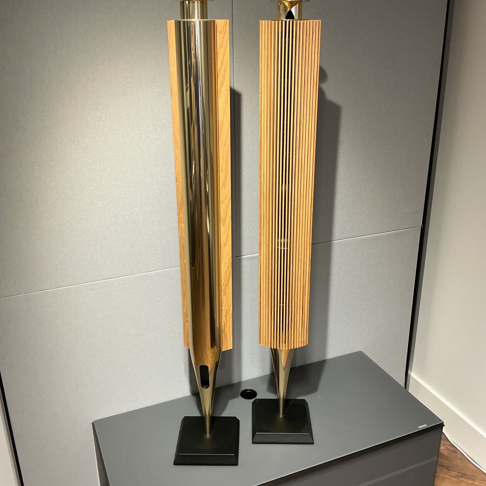 Bang & Olufsen Beolab 18  Gold Tone / Oak DEMO