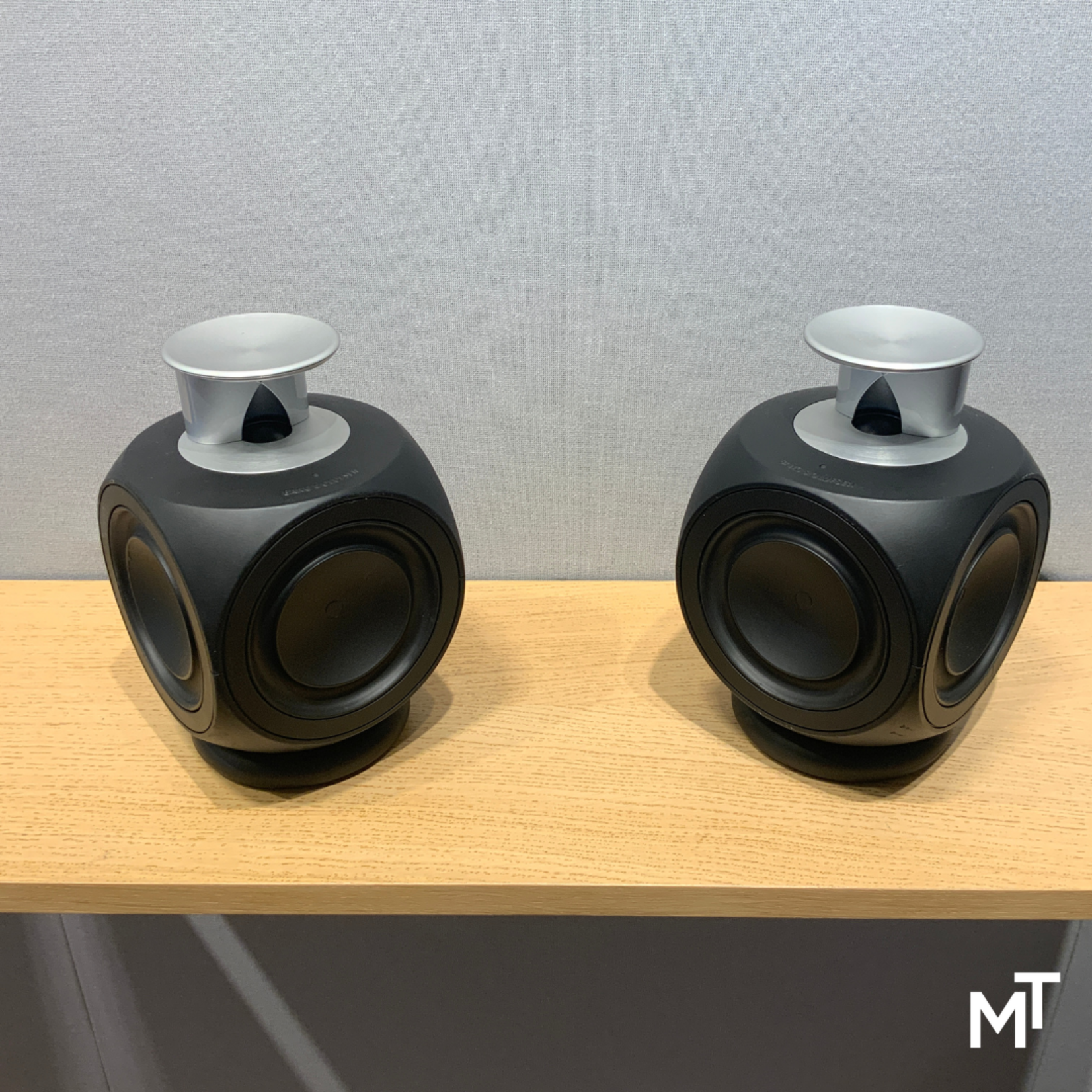Bang & Olufsen Beolab 3 Black Incl. Table Stand
