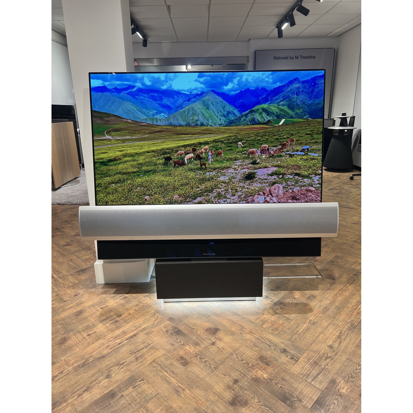 Bang & Olufsen Bang & Olufsen Beovision Eclipse 55 – Aluminium front - Brons, zwart of zilver