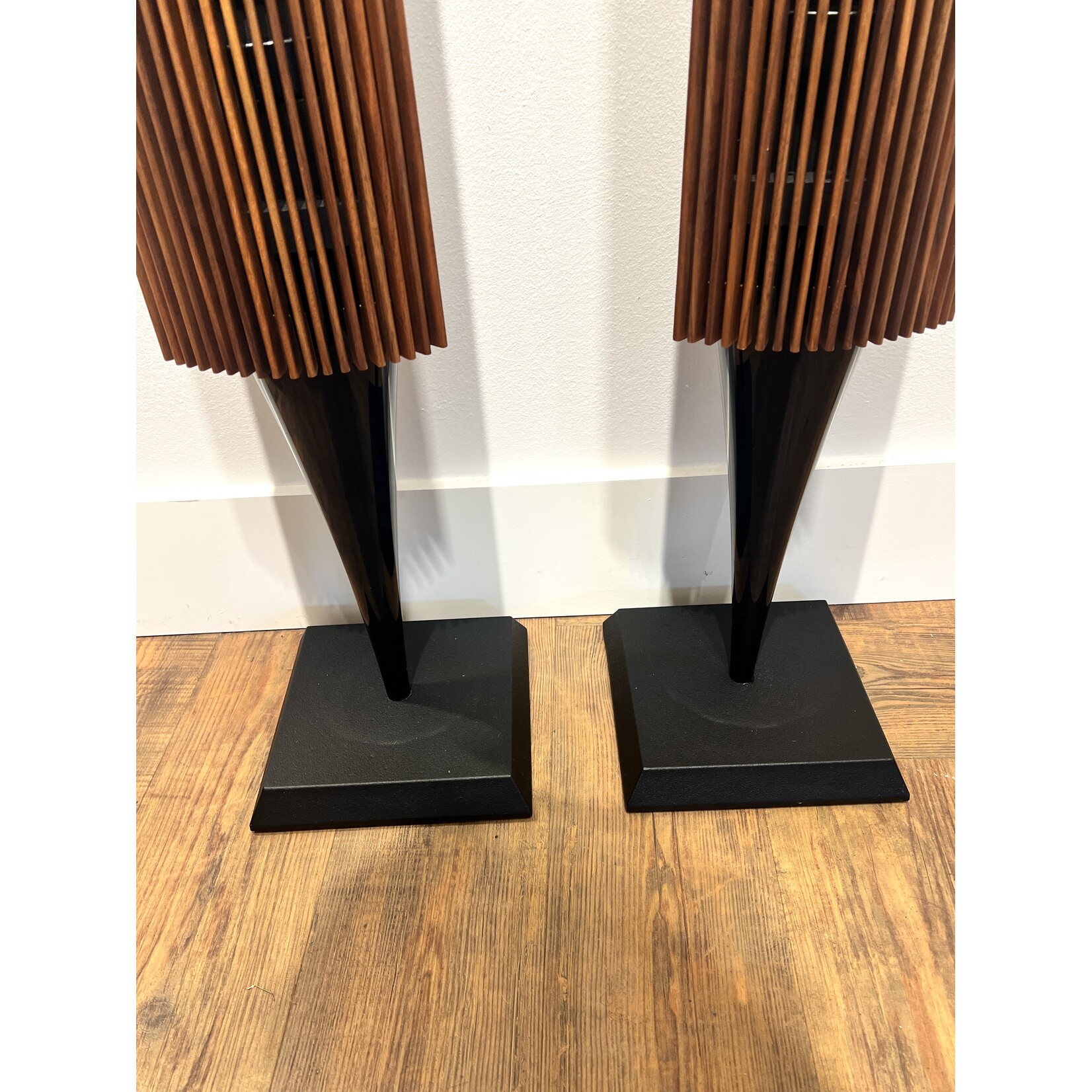 Bang & Olufsen Beolab 18 - Piano Black / Walnoot