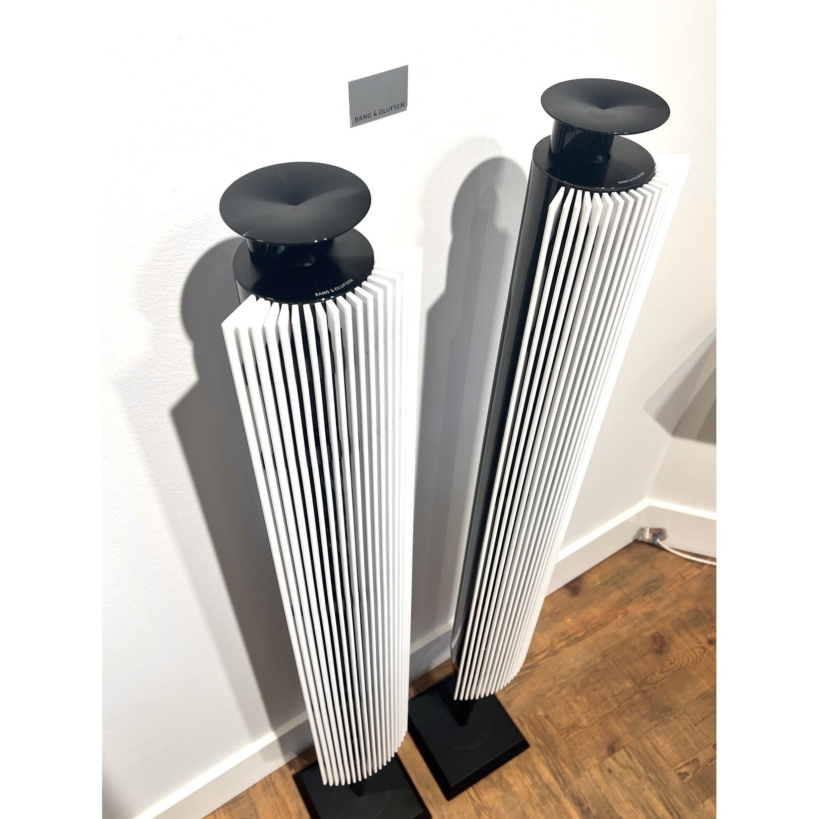 Bang & Olufsen Bang & Olufsen - Beolab 18 - Piano Black - White Covers