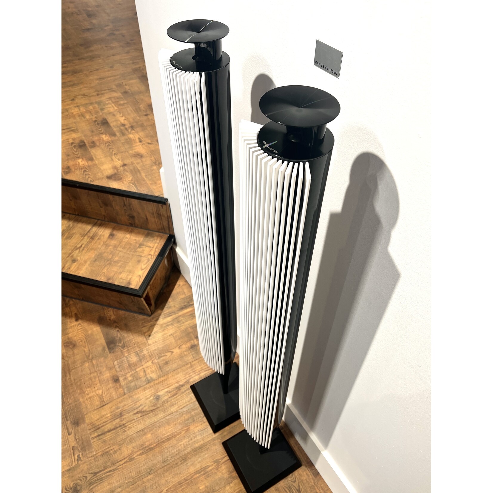 Bang & Olufsen Bang & Olufsen - Beolab 18 - Piano Black - White Covers