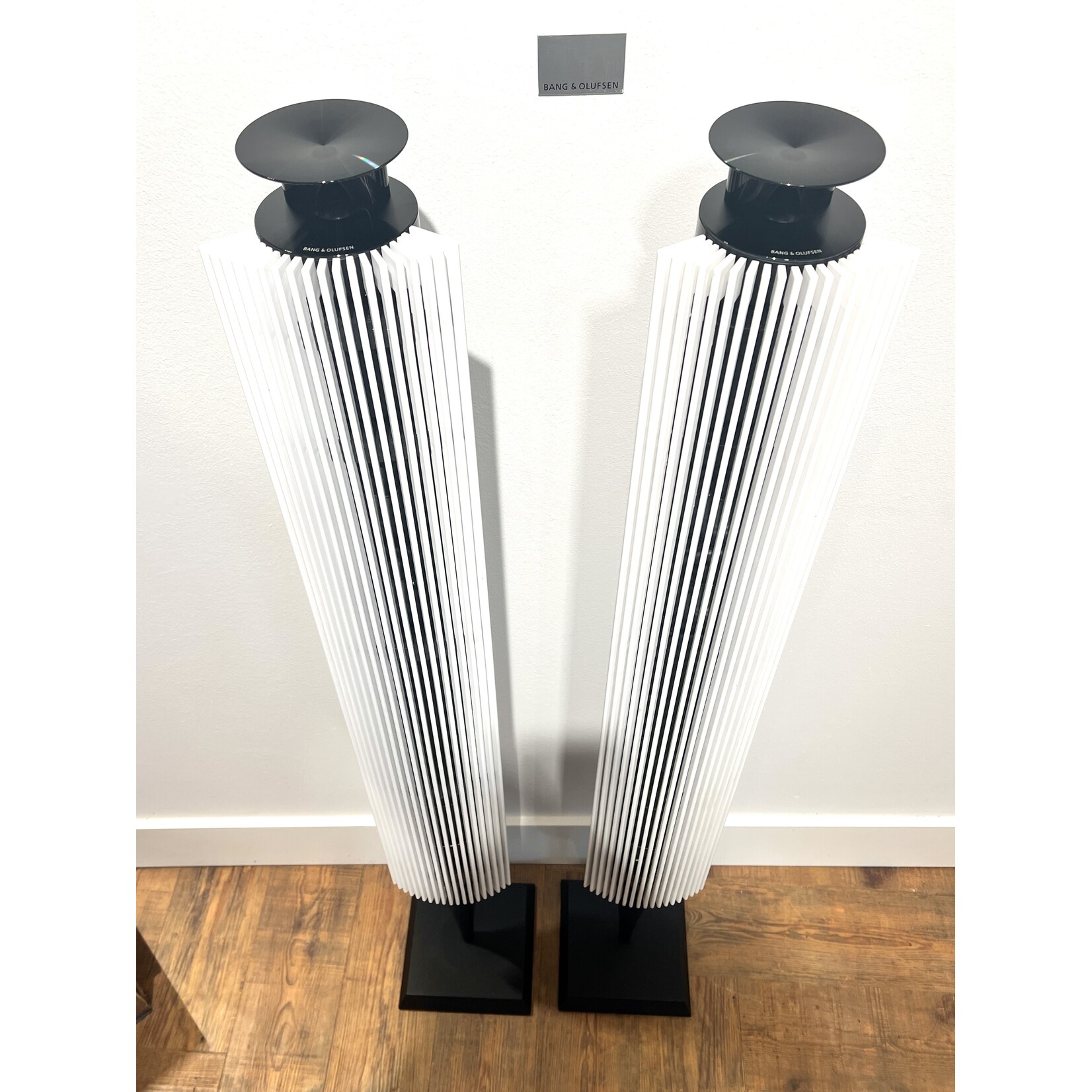 Bang & Olufsen Bang & Olufsen - Beolab 18 - Piano Black - White Covers
