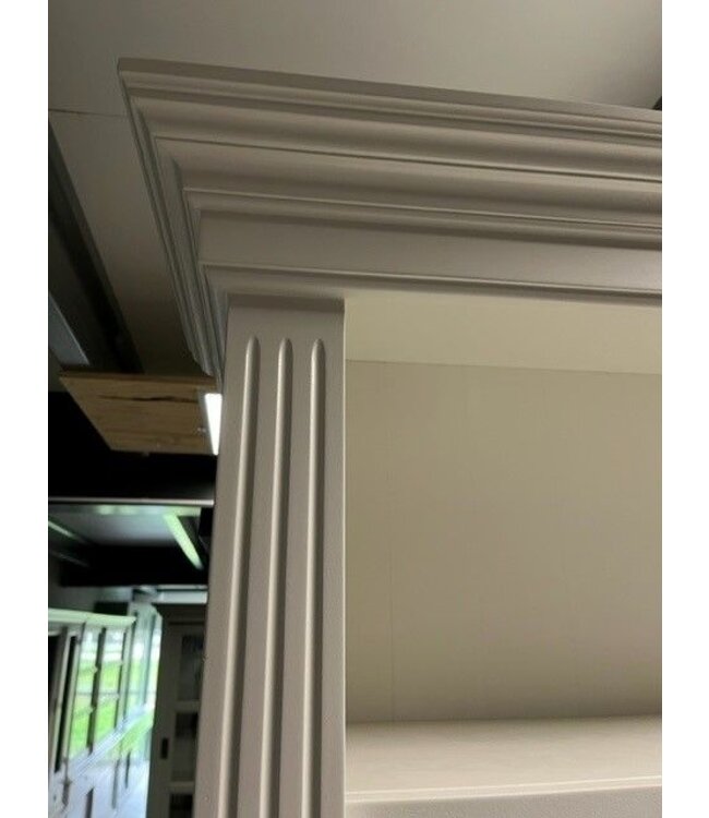 Boekenkast grijs met eiken lijsten en trap 260 x 240cm