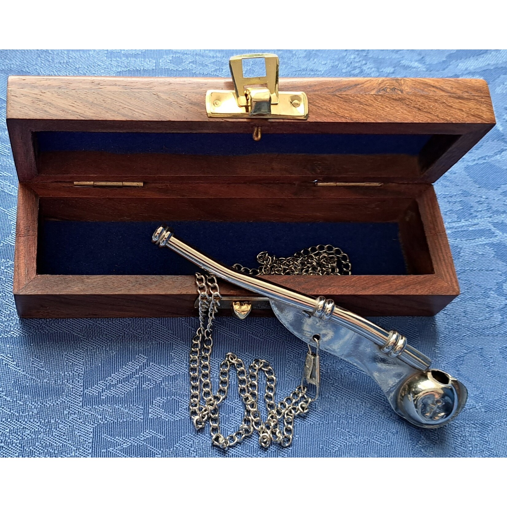 Sifflet de maître d'équipage dans un coffret