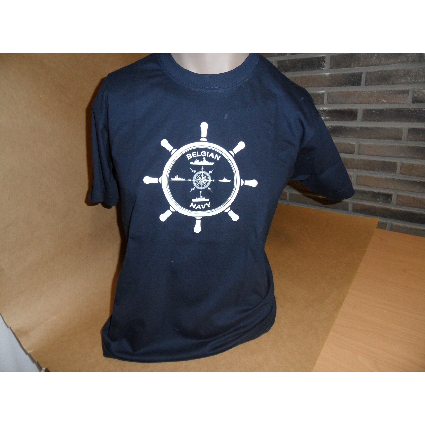 T-shirt bleu avec vollant de bateau