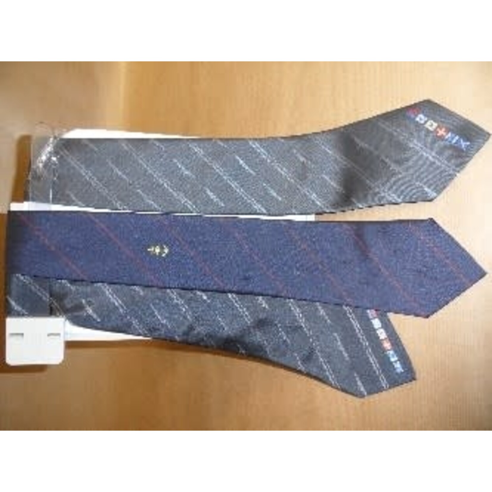 Cravate grise avec drapeaux de signalisation