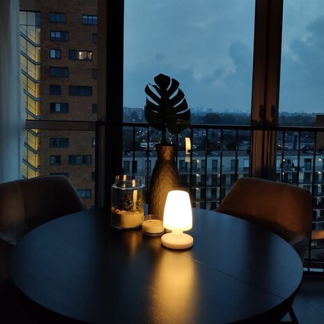 HLW LED Stijlvolle Witte LED tafellamp met Stoffen Kap en Waterdichte Behuizing HLW LED Stijlvolle Witte LED tafellamp met Stoffen Kap en Waterdichte Behuizing