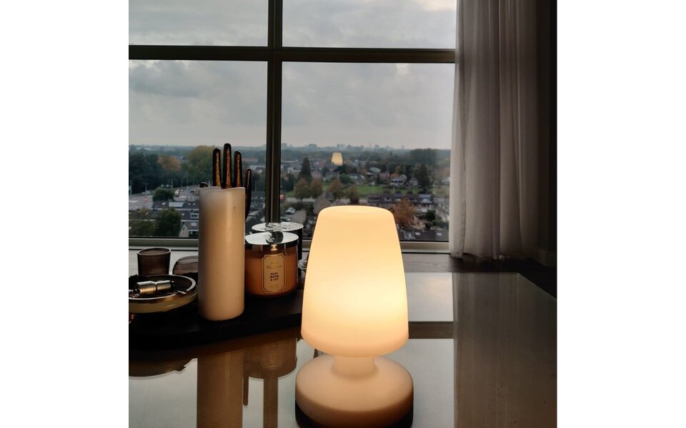 HLW LED Stijlvolle Witte LED tafellamp met Stoffen Kap en Waterdichte Behuizing HLW LED Stijlvolle Witte LED tafellamp met Stoffen Kap en Waterdichte Behuizing