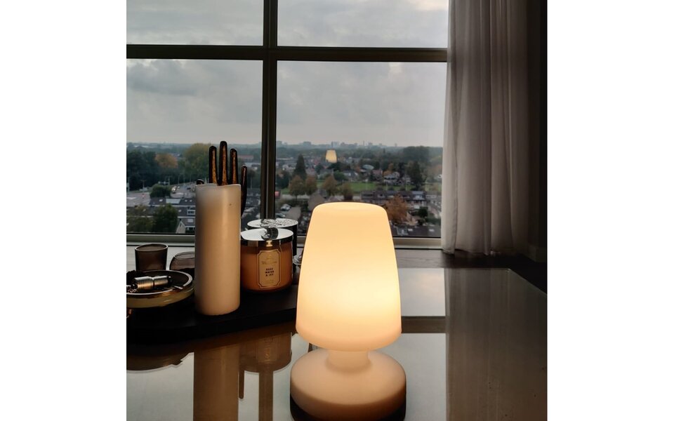 HLW LED LED Tafellamp met USB Oplaadfunctie, Spatwaterdicht en Stoffen Kap - Witte HLW LED LED Tafellamp met USB Oplaadfunctie, Spatwaterdicht en Stoffen Kap - Witte