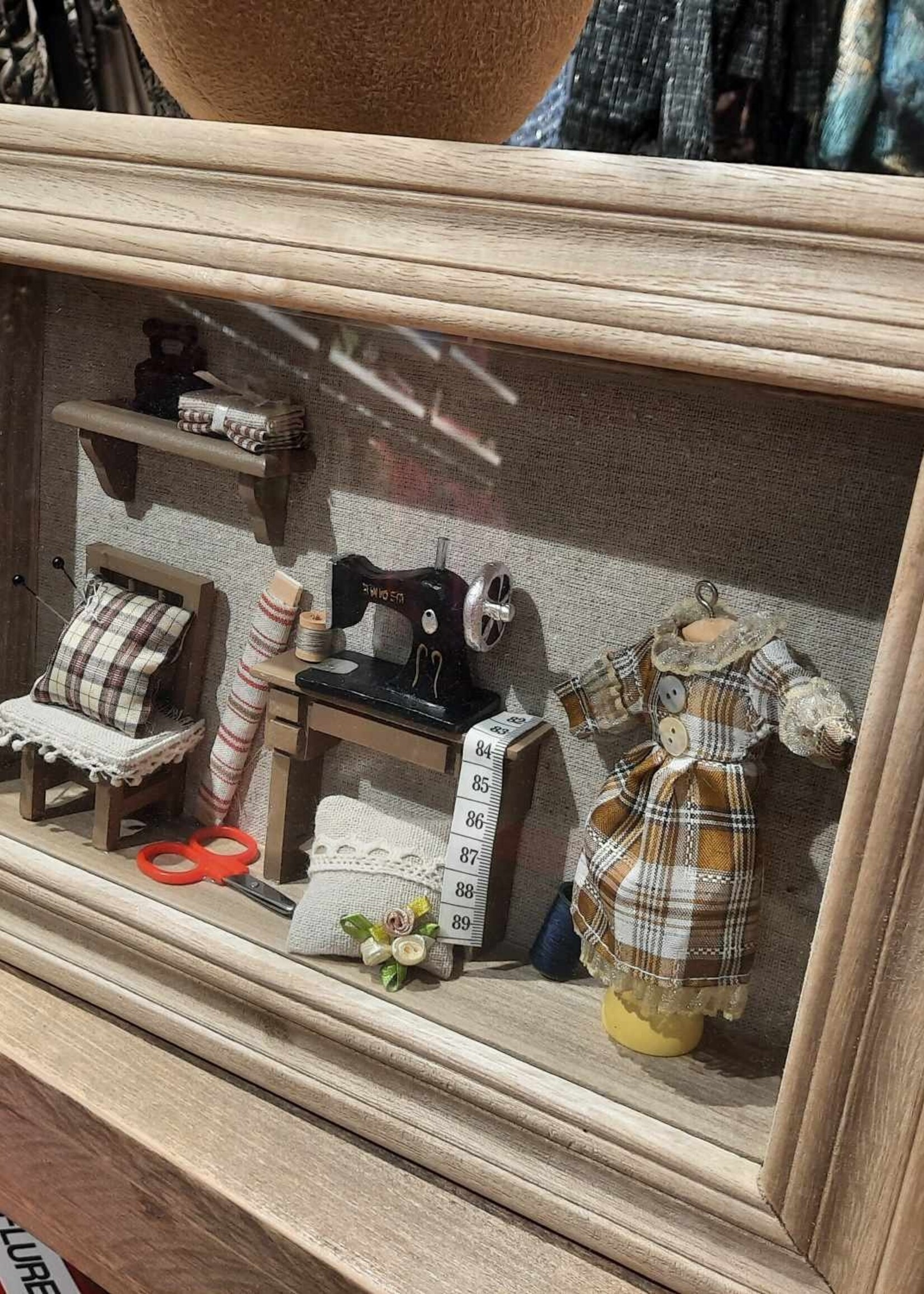 Lijst miniatuur naaiatelier