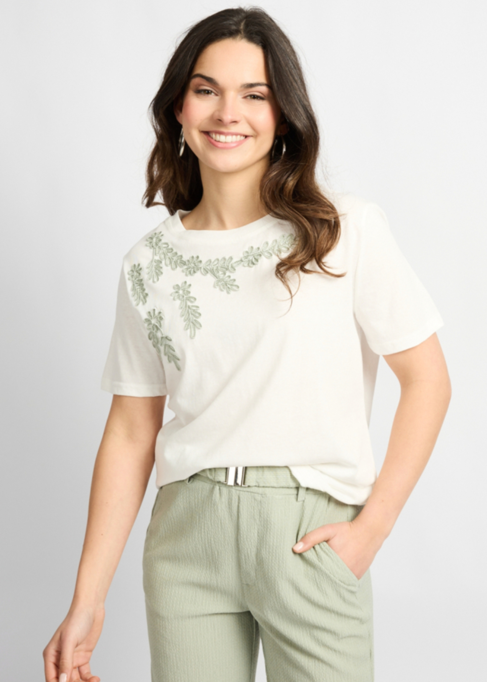 C&S The Label Tika T-shirt Offwhite/Willow Green Maat XS/S