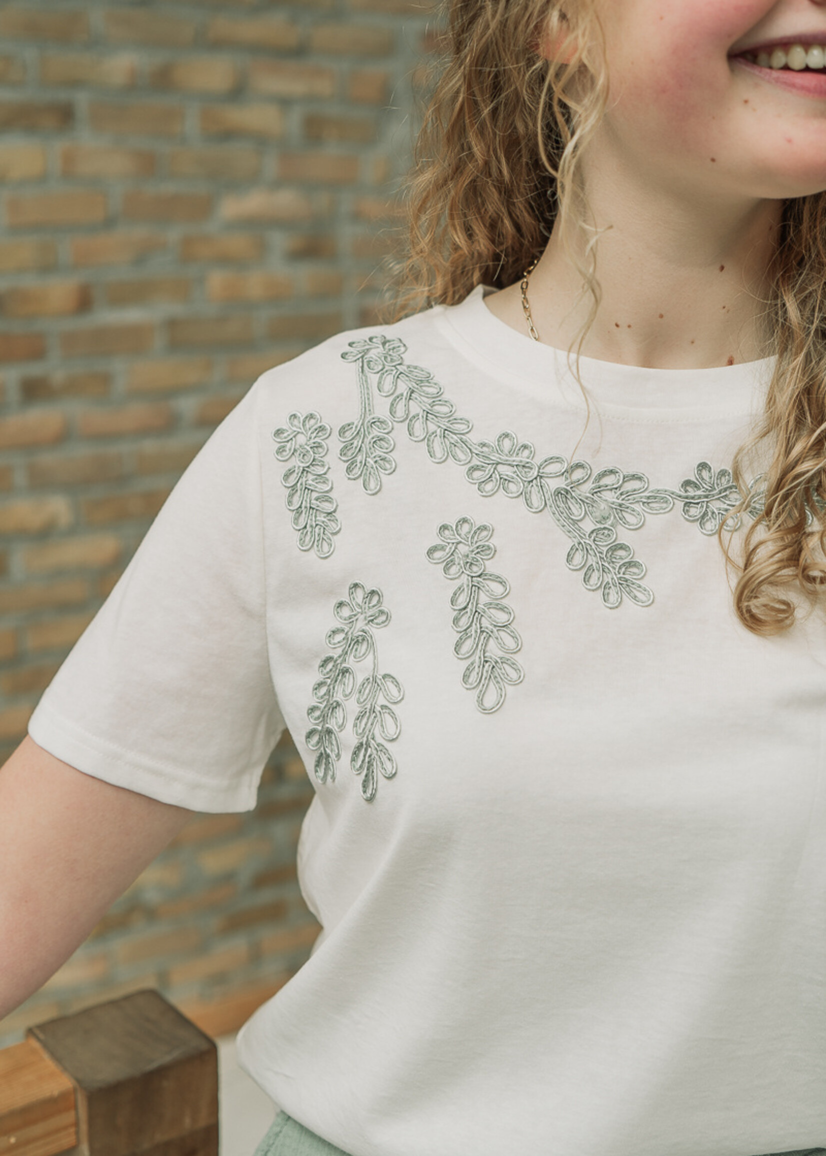 C&S The Label Tika T-shirt Offwhite/Willow Green Maat XS/S