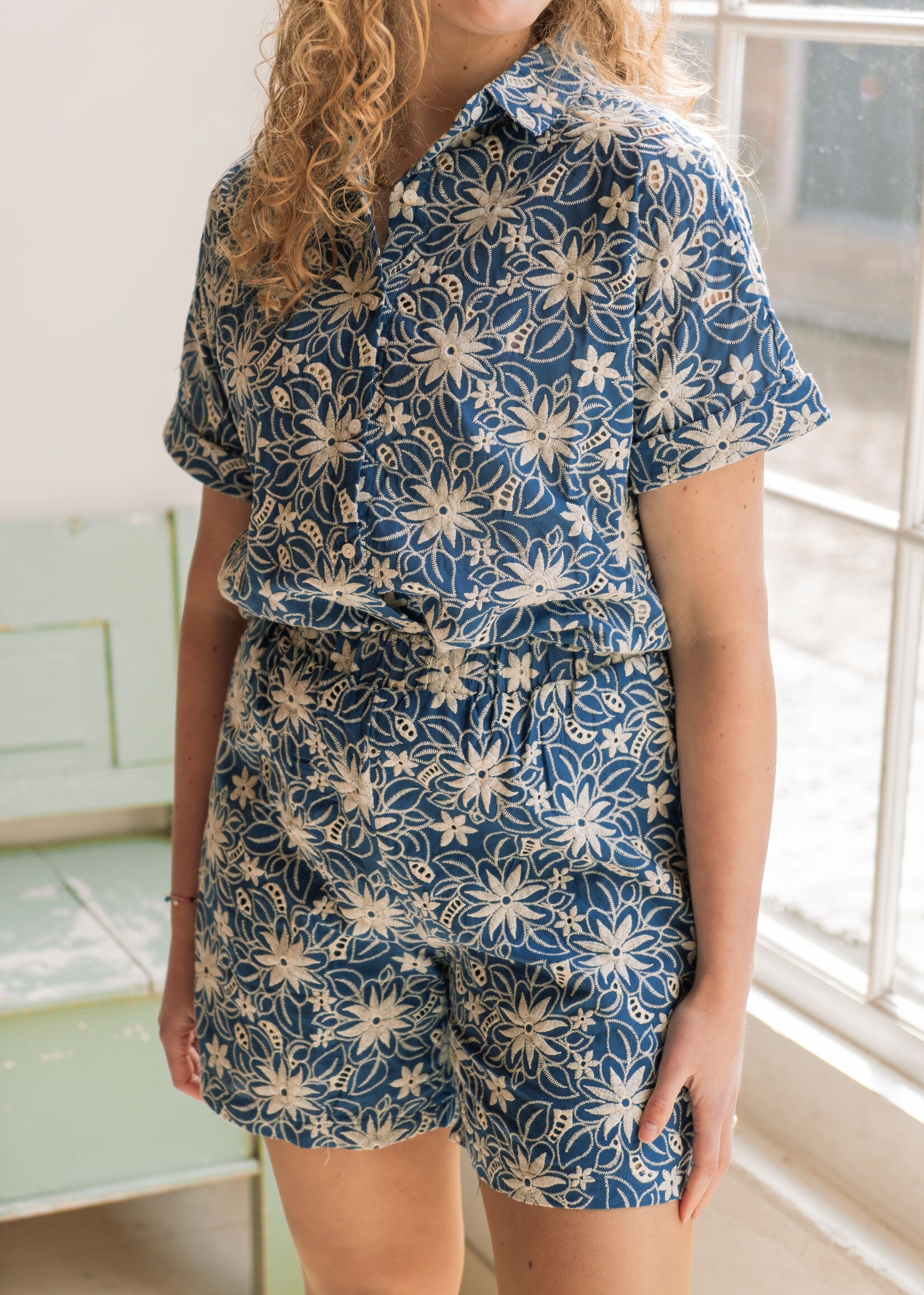 C&S The Label Patria Short Cornflower Blue/Offwhite