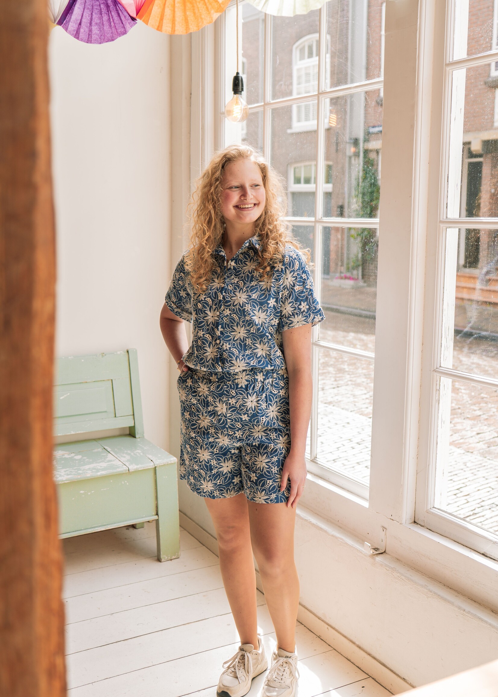 C&S The Label Patria Short Cornflower Blue/Offwhite
