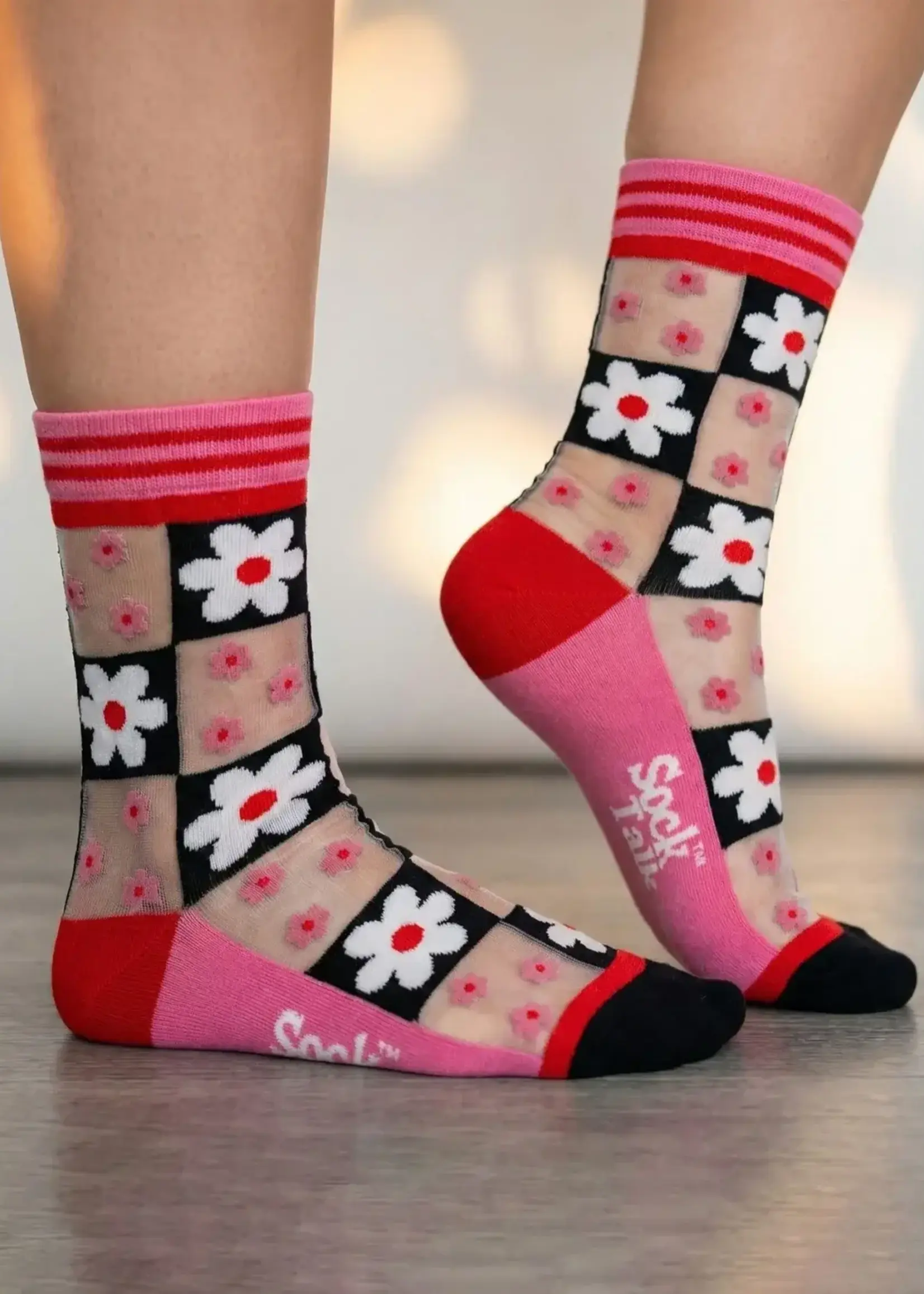 Sock Talk Daisy Checkerboard sokken van gekamd katoen met een doorschijnend effect in roze.