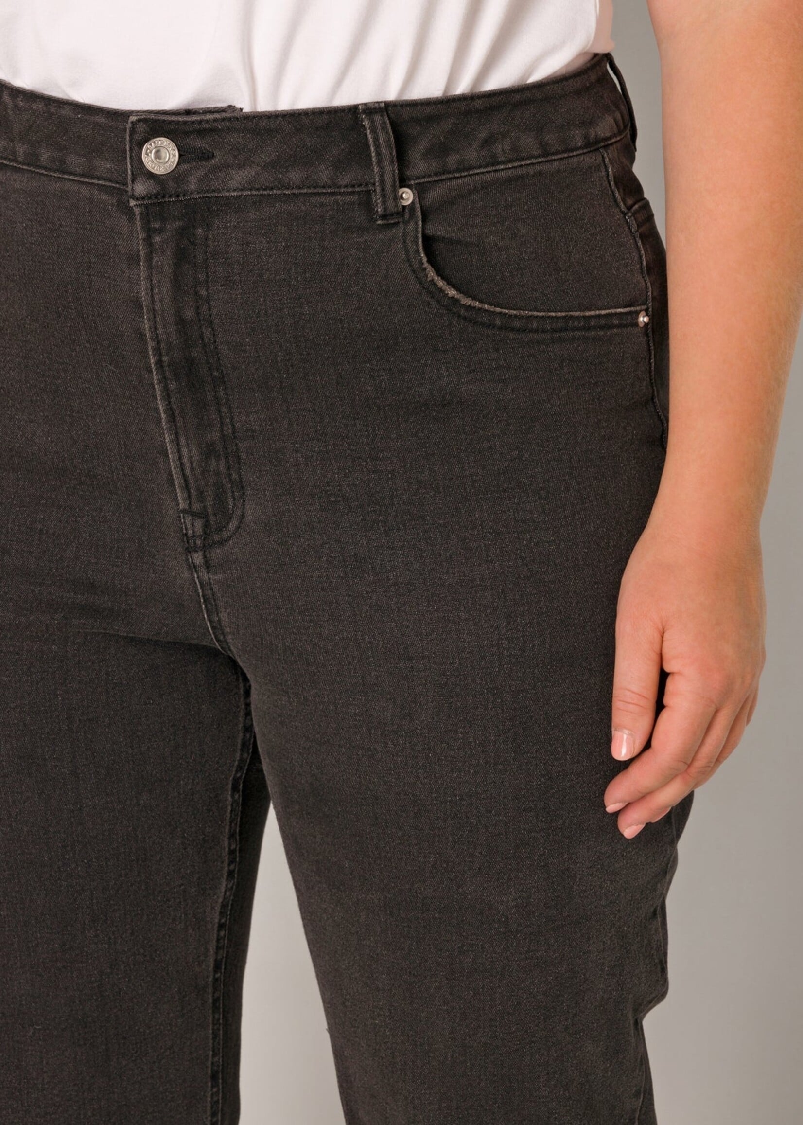 Base Level Curvy Amylia Black L 30