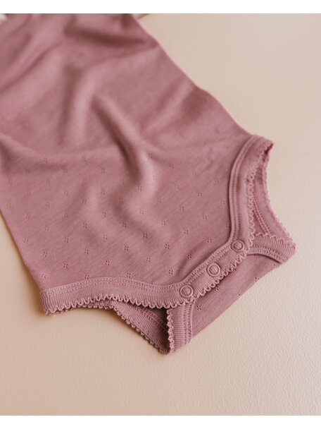Unaduna Kurzarmbody Ajour aus Wolle/Seide - cameo rose