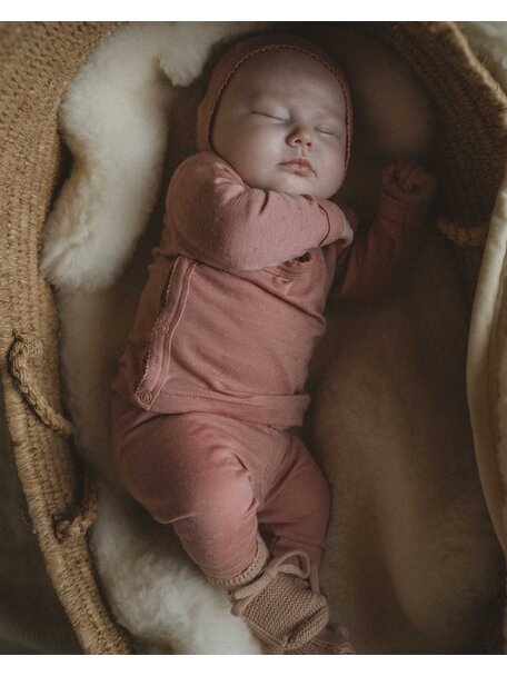 Unaduna Babyhose 2 in 1 feet Ajour aus Wolle/Seide - cameo rose