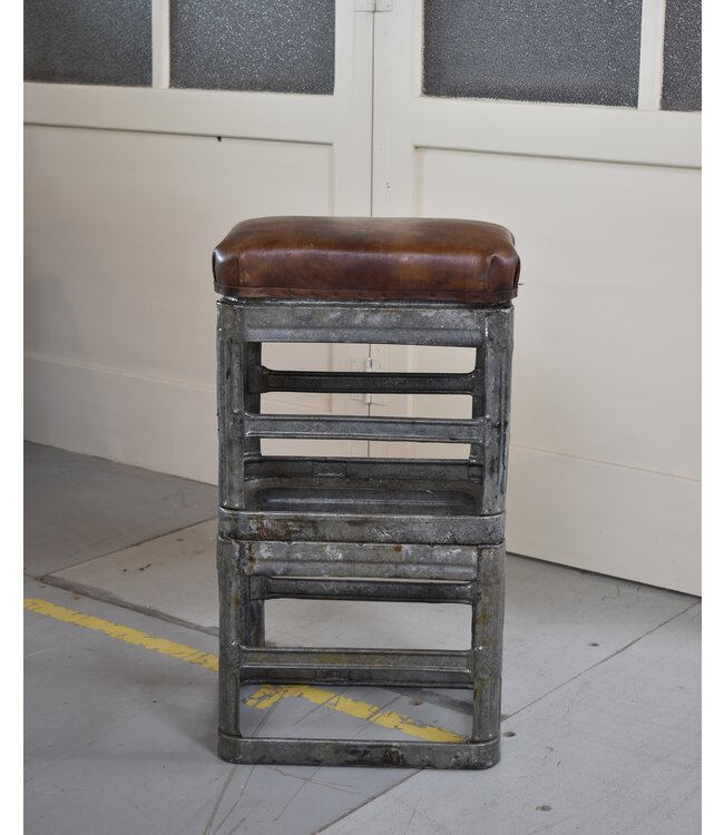 Metallhocker mit Lederkissen hohes Modell