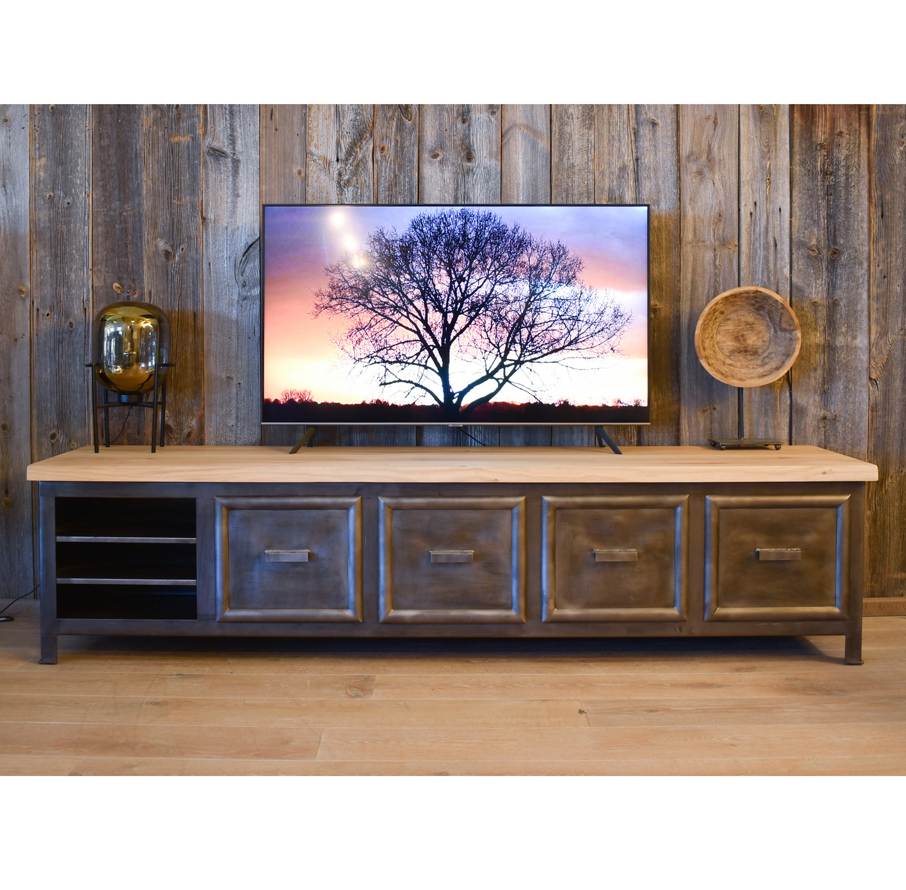 TV-Schrank aus Stahl und Holz