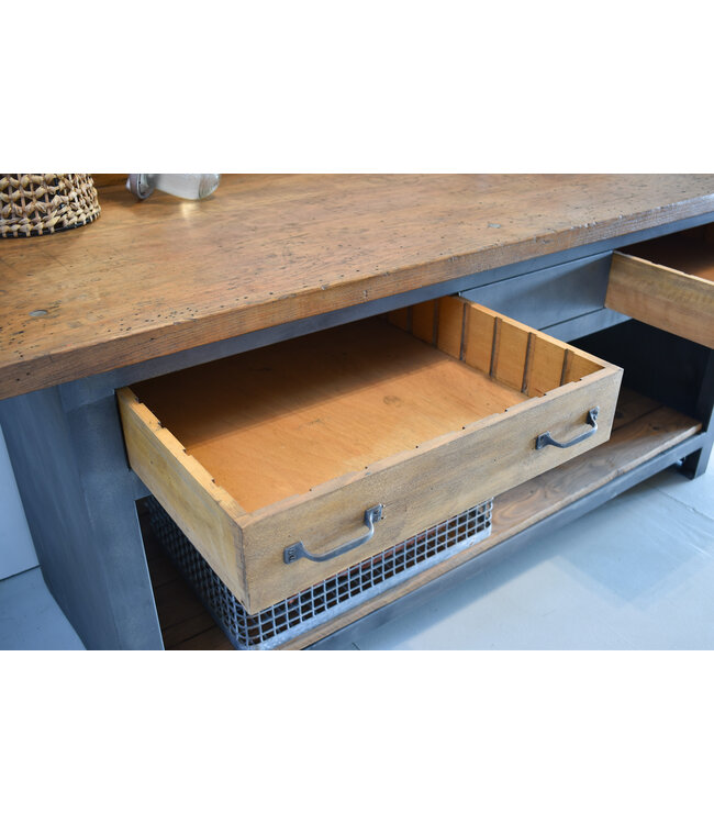 Industrielles Sideboard mit Holzschubladen