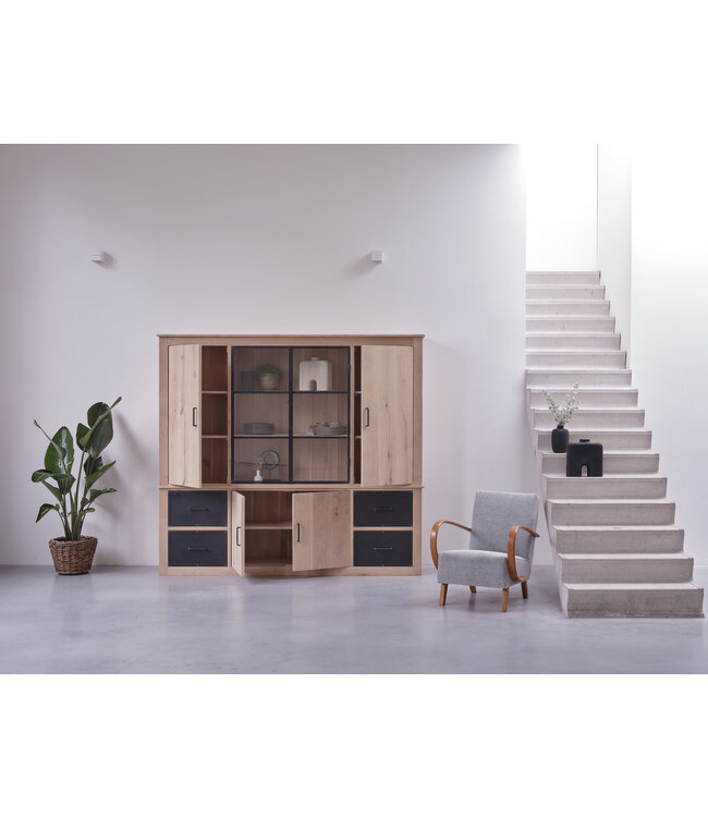 Maßgeschneiderter Holzschrank