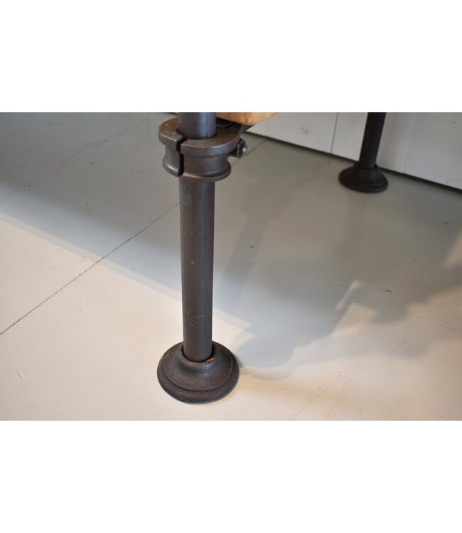 Sturdy shelving unit