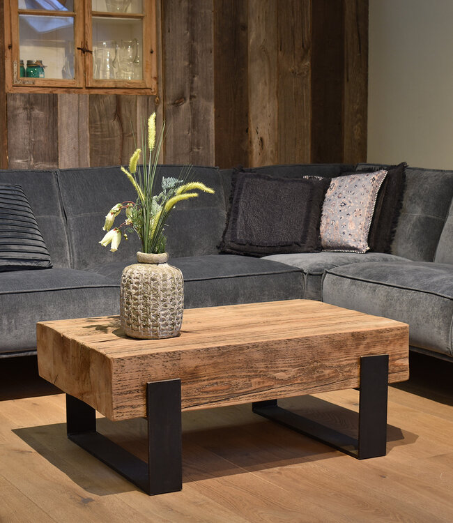 Robuster Couchtisch – Massivholz