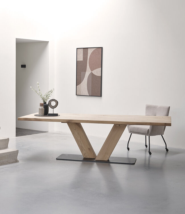 Rom-Esszimmertisch mit Holzsockel