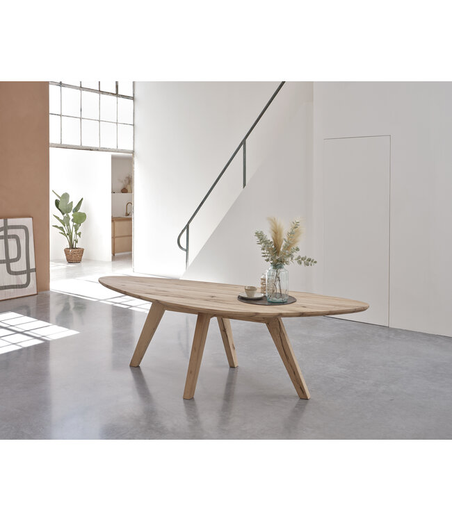 Kiezelvormige eikenhouten eettafel