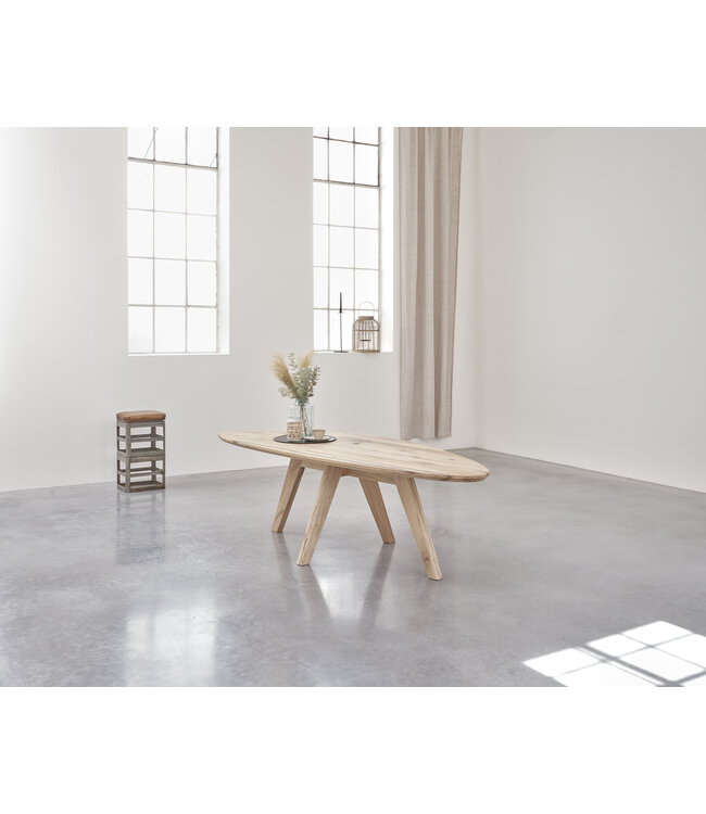 Kiezelvormige eikenhouten eettafel